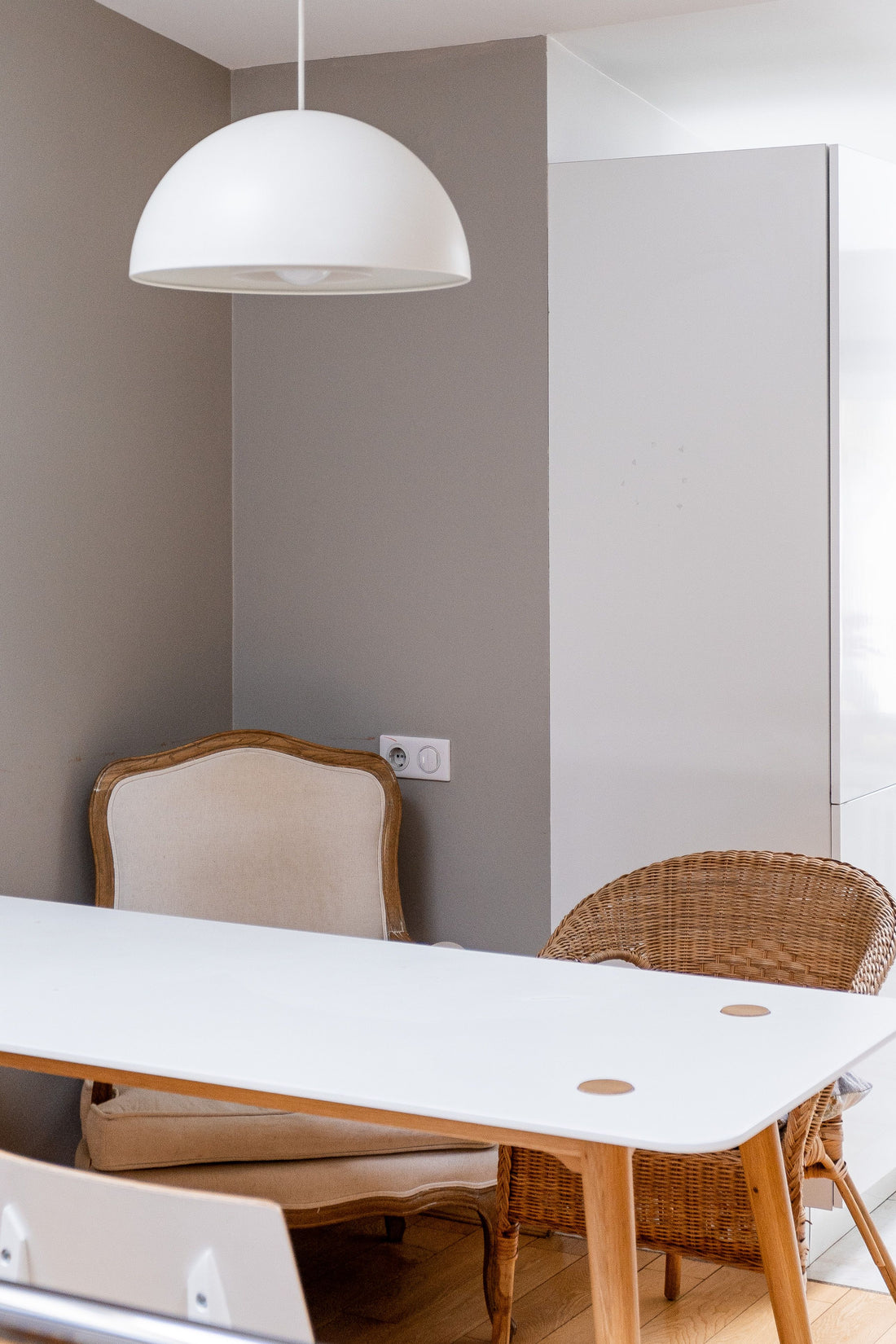 Hauteur suspension au-dessus d'une table : la mesure juste